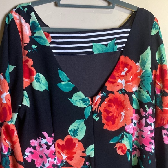 ☀️☀️ Jessica Howard size 16 Black Dress with BIG Floral Print and Bell Sleeves - Picture 4 of 6